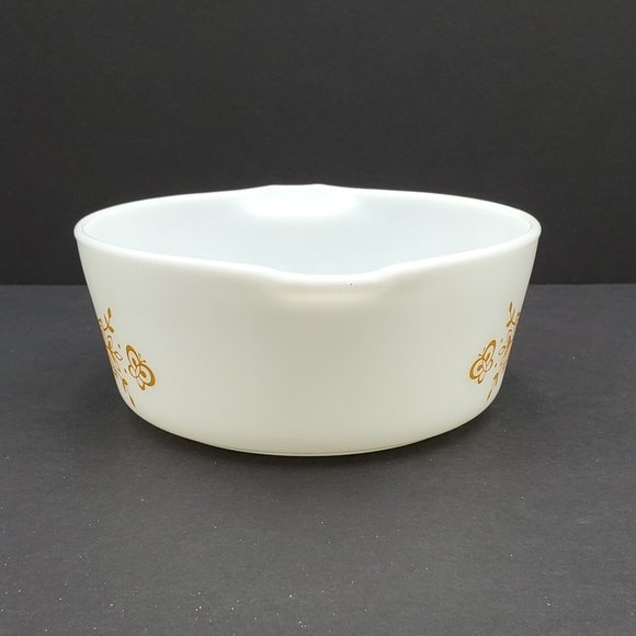 Pyrex 472-B 750 ml Butterfly Gold Casserole Dish Gold on White Baking Dish - Picture 2 of 8